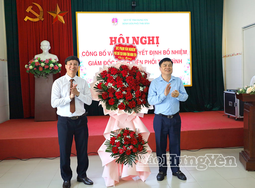 El camarada Pham Van Nghiem, vicepresidente del Comité Popular Provincial, entregó flores para felicitarle.