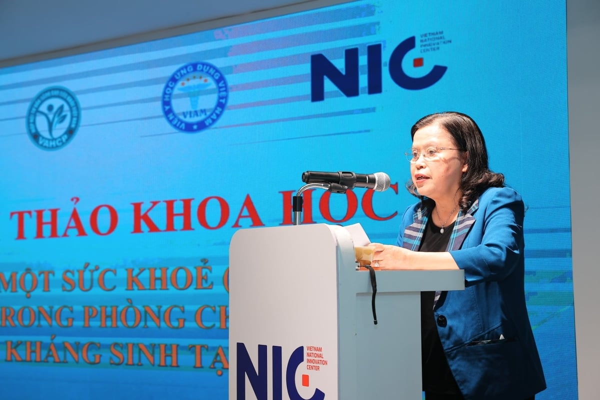 Na konferenci hovoří docent Dr. Nguyen Thi Xuyen, prezident Vietnamské lékařské asociace a bývalý náměstek ministra zdravotnictví. Foto: Hong Ngoc. PGS.TS Nguyễn Thị Xuyên, Chủ tịch Tổng hội Y học Việt Nam, nguyên Thứ trưởng Bộ Y tế phát biểu tại Hội thảo. Ảnh: Hồng Ngọc.