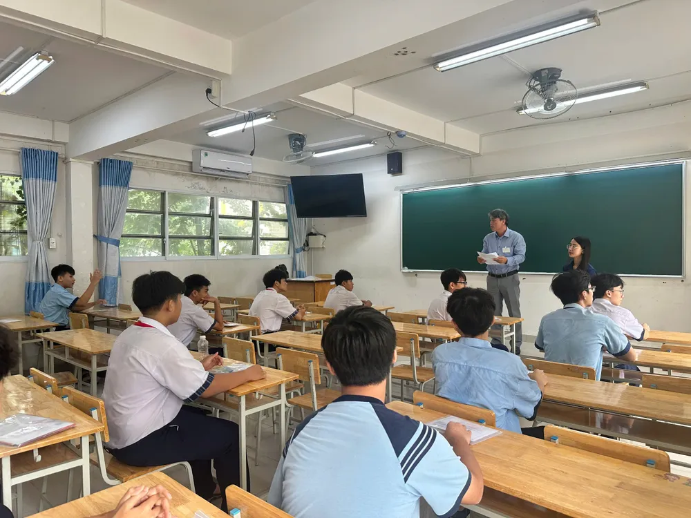 Candidates taking the 10th grade entrance exam at the exam center at Phuoc Long High School (Phuoc Long Ward).