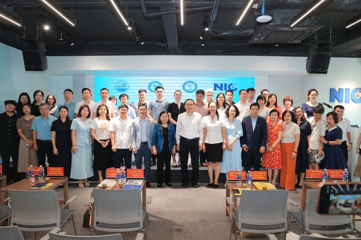 Vedoucí představitelé, odborníci a delegáti pózují pro pamětní fotografii na vědecké konferenci. Foto: Hong Ngoc. Các đồng chí lãnh đạo, chuyên gia và đại biểu chụp ảnh lưu niệm tại Hội thảo khoa học. Ảnh: Hồng Ngọc.