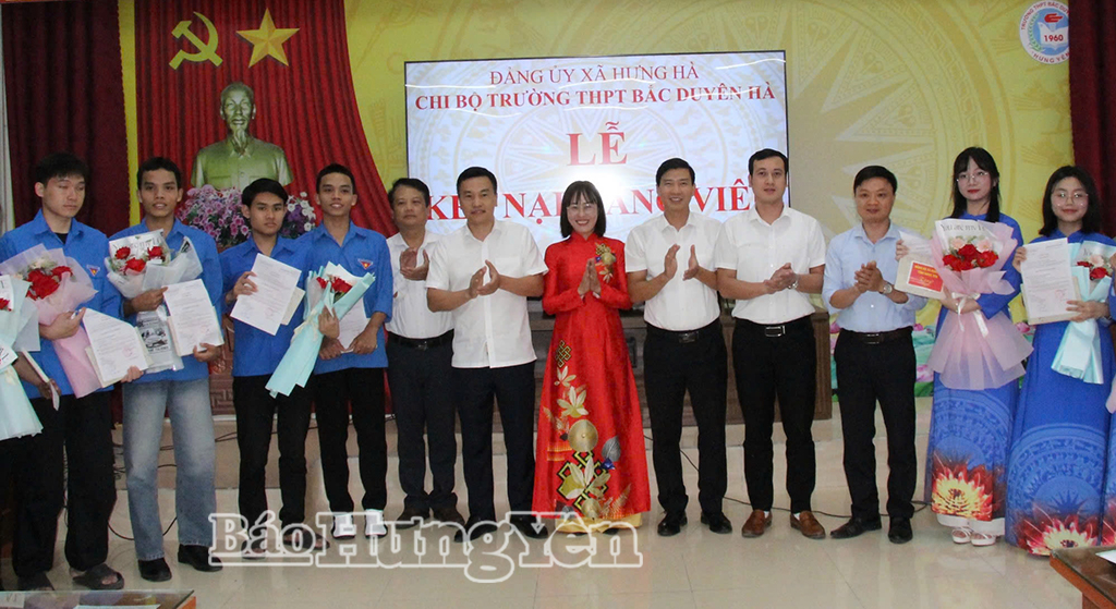 Tran Huy Tung und Tran Huy Linh (aus der Gemeinde Than Khe) wurden am 19. Mai in die Partei aufgenommen.