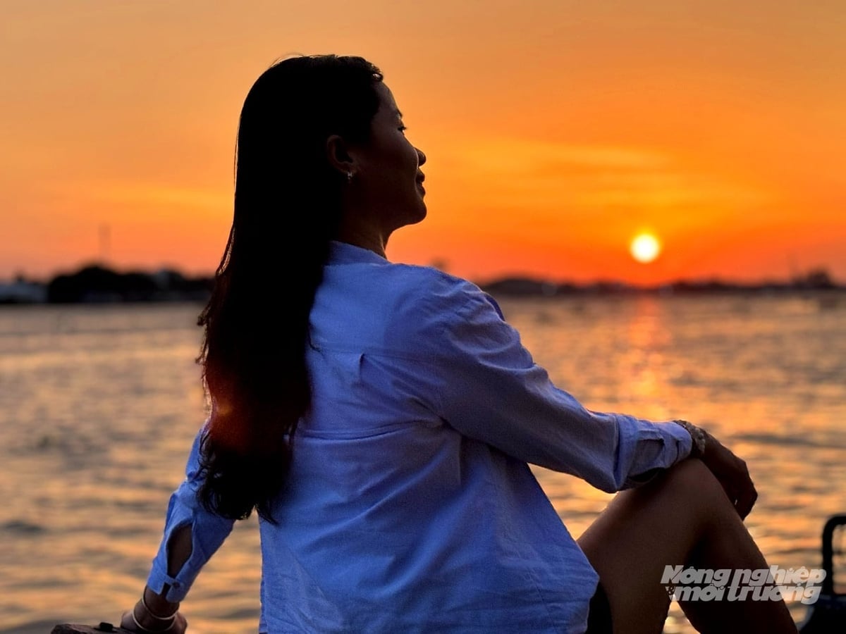 The sunset over the Hau River creates a peaceful and romantic scene, one of the attractive features of community-based tourism on Con Son Island. Photo: Le Hoang Vu. Hoàng hôn buông xuống trên sông Hậu tạo nên khung cảnh yên bình, thơ mộng, là một trong những nét hấp dẫn của du lịch cộng đồng Cồn Sơn. Ảnh: Lê Hoàng Vũ.