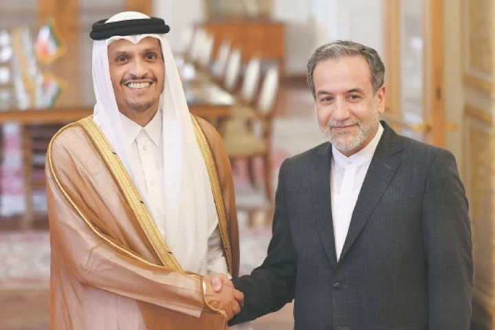 Katarský premiér a ministr zahraničí šejk Mohammed bin Abd al-Thání telefonicky hovořil s íránským ministrem zahraničí Abbásem Araghčím a znovu potvrdil podporu úsilí o usmíření mezi USA a Íránem. (Zdroj: Dawn) Thủ tướng kiêm Bộ trưởng Ngoại giao Qatar Sheikh Mohammed bin Abdulrahman Al Thani điện đàm với Ngoại trưởng Iran Abbas Araghchi, tái khẳng định ủng hộ các nỗ lực hòa giải giữa Mỹ và Iran. (Nguồn: Dawn)