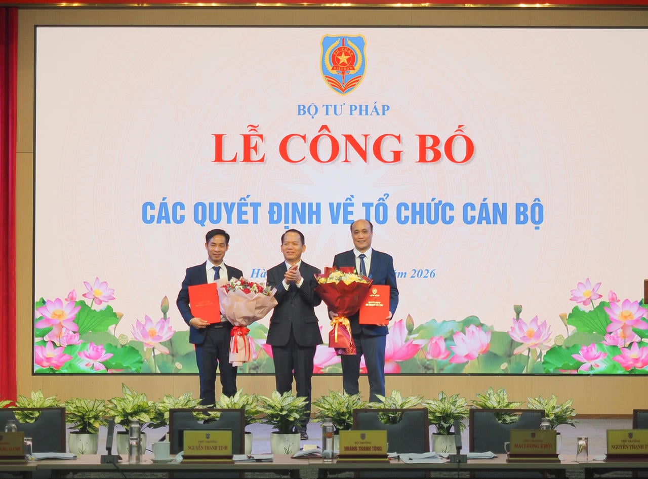 Bộ trưởng Hoàng Thanh Tùng trao Quyết định cho 02 đồng chí Tô Văn Hoà (phải) và đồng chí Nguyễn Tiến Hưởng.