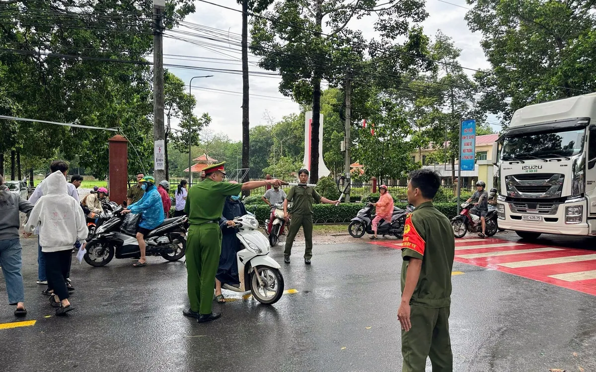 TP Hồ Chí Minh: CSGT căng mình bảo đảm kỳ thi lớp 10 - Ảnh 1.