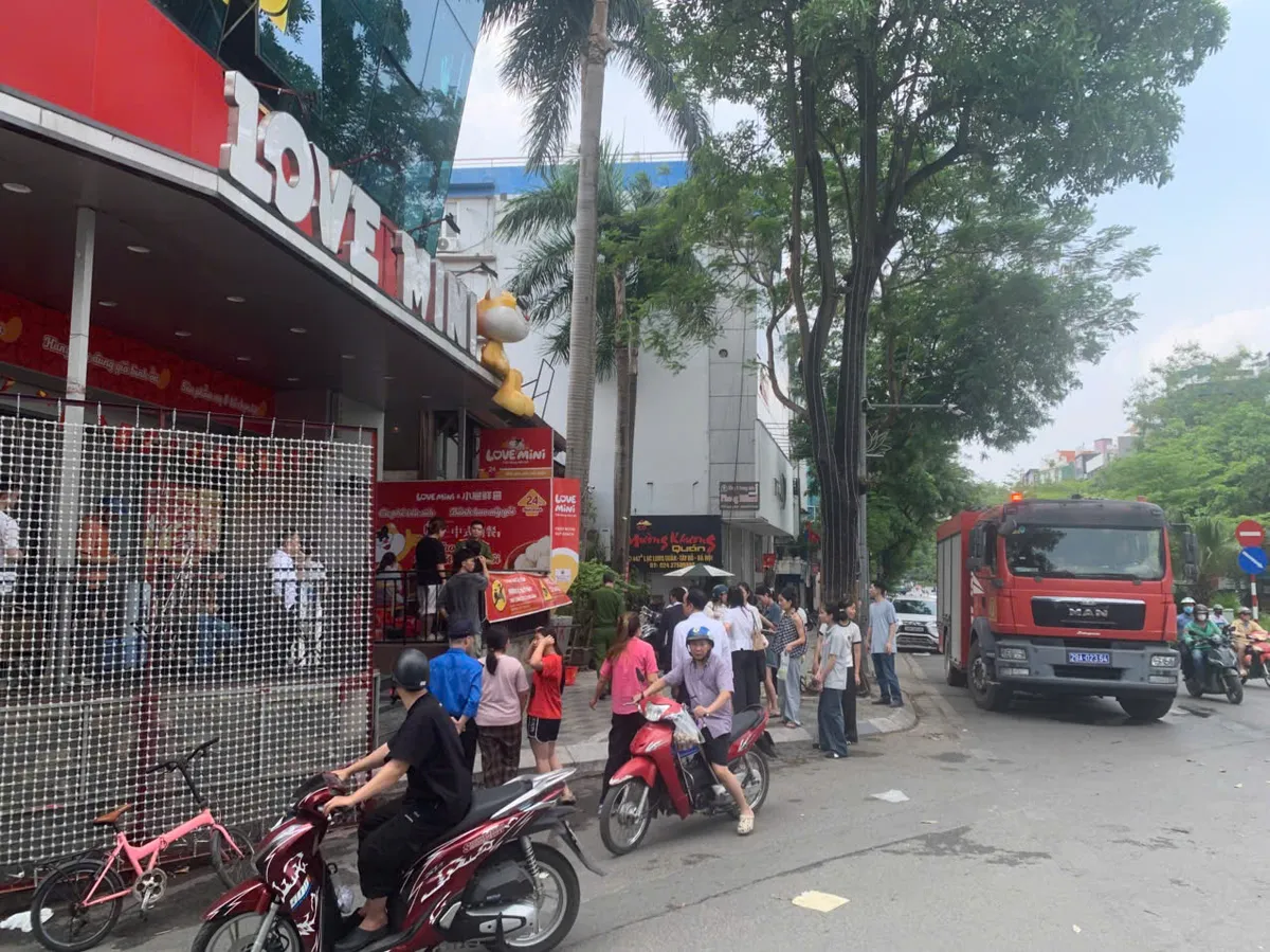 Kịp thời đưa 4 người mắc kẹt thoát khỏi đám cháy tại siêu thị ở Hà Nội - Ảnh 1.