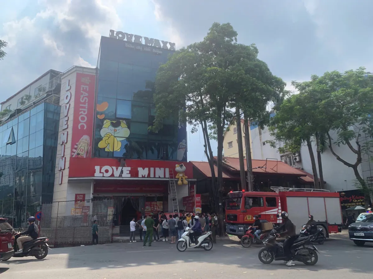 Kịp thời đưa 4 người mắc kẹt thoát khỏi đám cháy tại siêu thị ở Hà Nội - Ảnh 3.