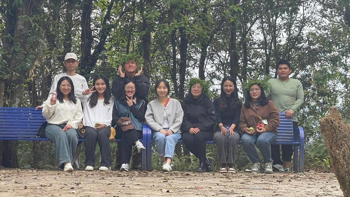 Các bạn trẻ trải nghiệm, khám phá thiên nhiên tại Mường Nhé, điểm đến giàu tiềm năng phát triển du lịch sinh thái. Ảnh: Hùng Mường Nhé.