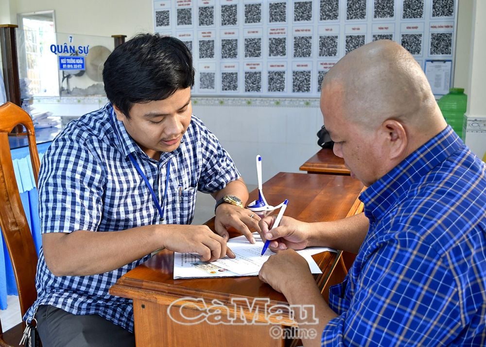 The One-Stop Service officials in Nam Can town are dedicated to guiding and assisting people in carrying out administrative procedures.