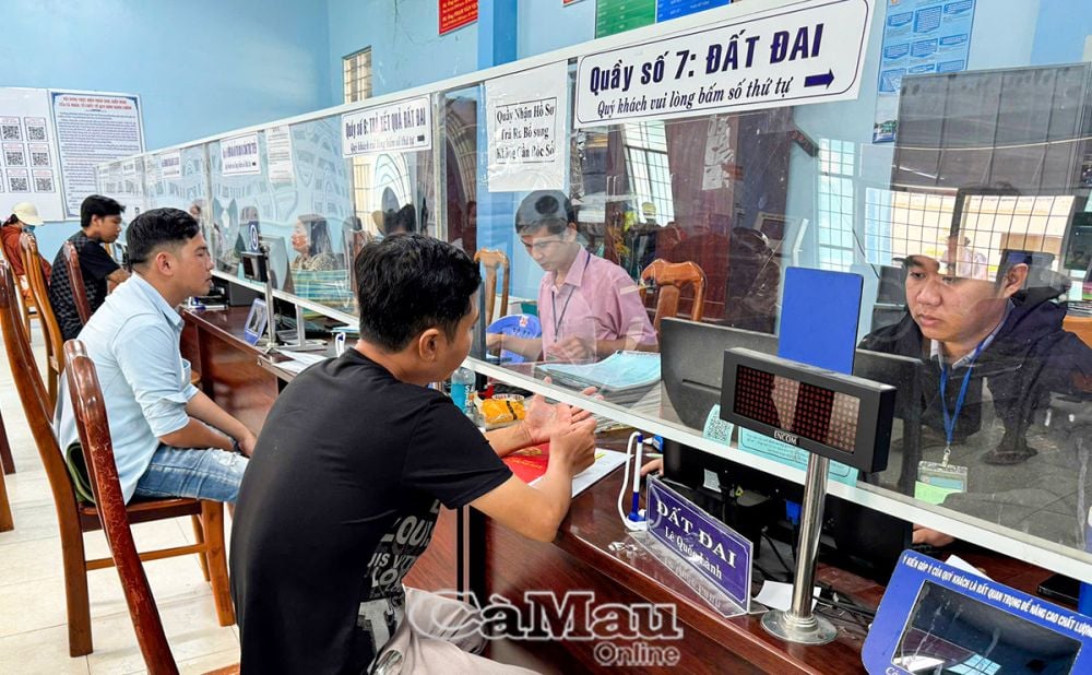 Les citoyens effectuent leurs démarches administratives au Centre de services unique du district de Tran Van Thoi.