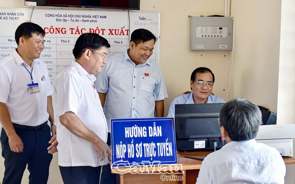 Members of the Provincial People's Council's Legal Affairs Committee's Supervisory Delegation surveyed the implementation of civil registration work and administrative reform in civil registration at the One-Stop Service Center of Ho Thi Ky commune, Thoi Binh district, on October 30th.