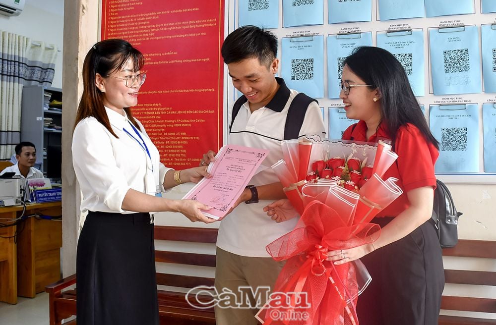 Le couple formé par Ngo Lan Phuong et Vu Xuan Thanh a connu une double joie lorsqu'ils ont reçu des fleurs et une lettre de félicitations des autorités après avoir accompli les formalités d'enregistrement de leur mariage.