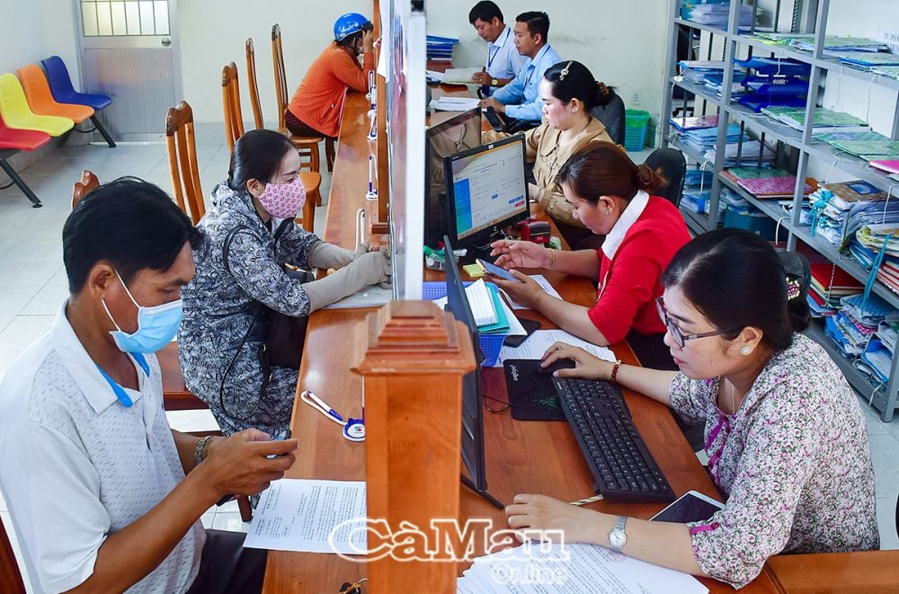 La ville de Ca Mau affiche un taux de demandes de transactions en ligne supérieur à 92 % et un niveau de satisfaction des citoyens quant au traitement des procédures administratives atteignant 100 %. (Sur la photo : Centre de services à guichet unique de la commune de Ly Van Lam).