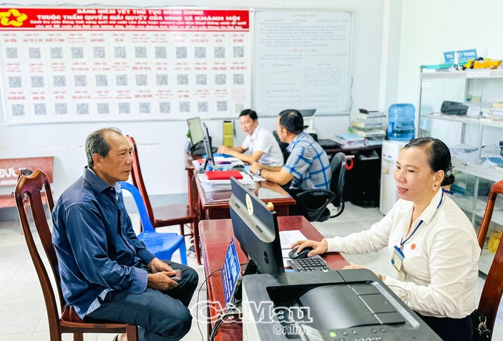The People's Committee of Khanh Hoi commune is simplifying administrative procedures to better serve the people.