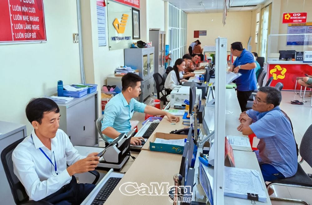 Le district d'U Minh a affecté 7 fonctionnaires et agents au Centre de services à guichet unique ; les locaux sont spacieux, modernes et pratiques pour accueillir les citoyens.