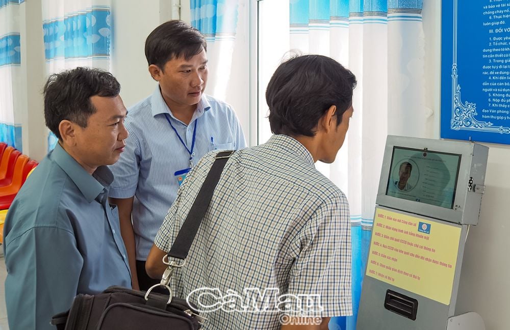 Mr. To Huu Nghia (far left), Head of the Administrative Reform Department of the Provincial People's Committee Office, inspects some services related to receiving administrative procedures at the One-Stop Service Center of Ngoc Hien District People's Committee.