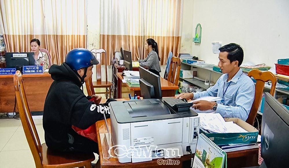 Les citoyens et les entreprises qui se rendent au service d'accueil et de distribution des résultats de la commune de Khanh Loc pour effectuer des démarches administratives reçoivent toujours un soutien et des conseils enthousiastes de la part des responsables et des fonctionnaires qui y travaillent.