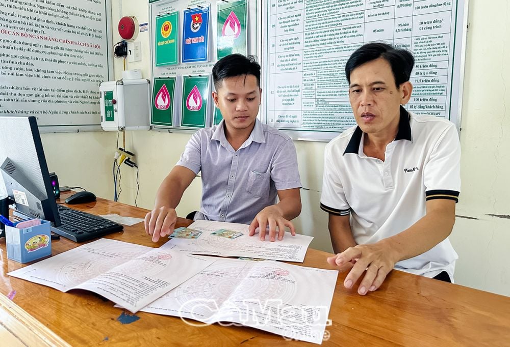 Les citoyens et les entreprises qui se rendent au service d'accueil et de distribution des résultats de la commune de Khanh Loc pour effectuer des démarches administratives reçoivent toujours un soutien et des conseils enthousiastes de la part des responsables et des fonctionnaires qui y travaillent.