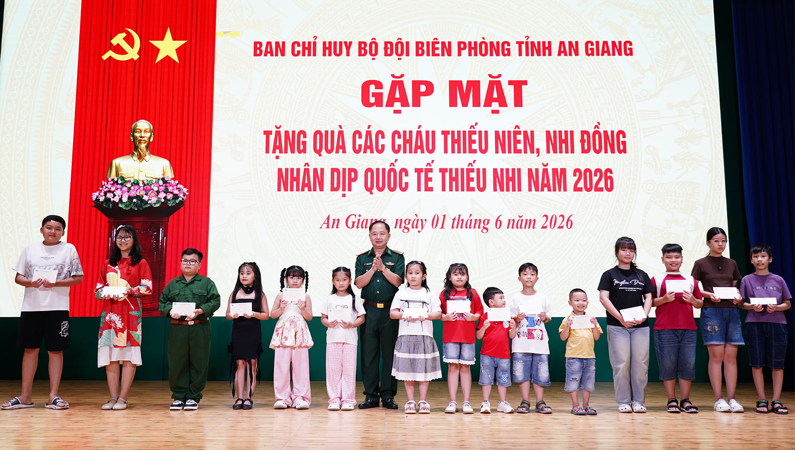 Tặng quà con em cán bộ biên phòng nhân ngày Quốc tế Thiếu nhi