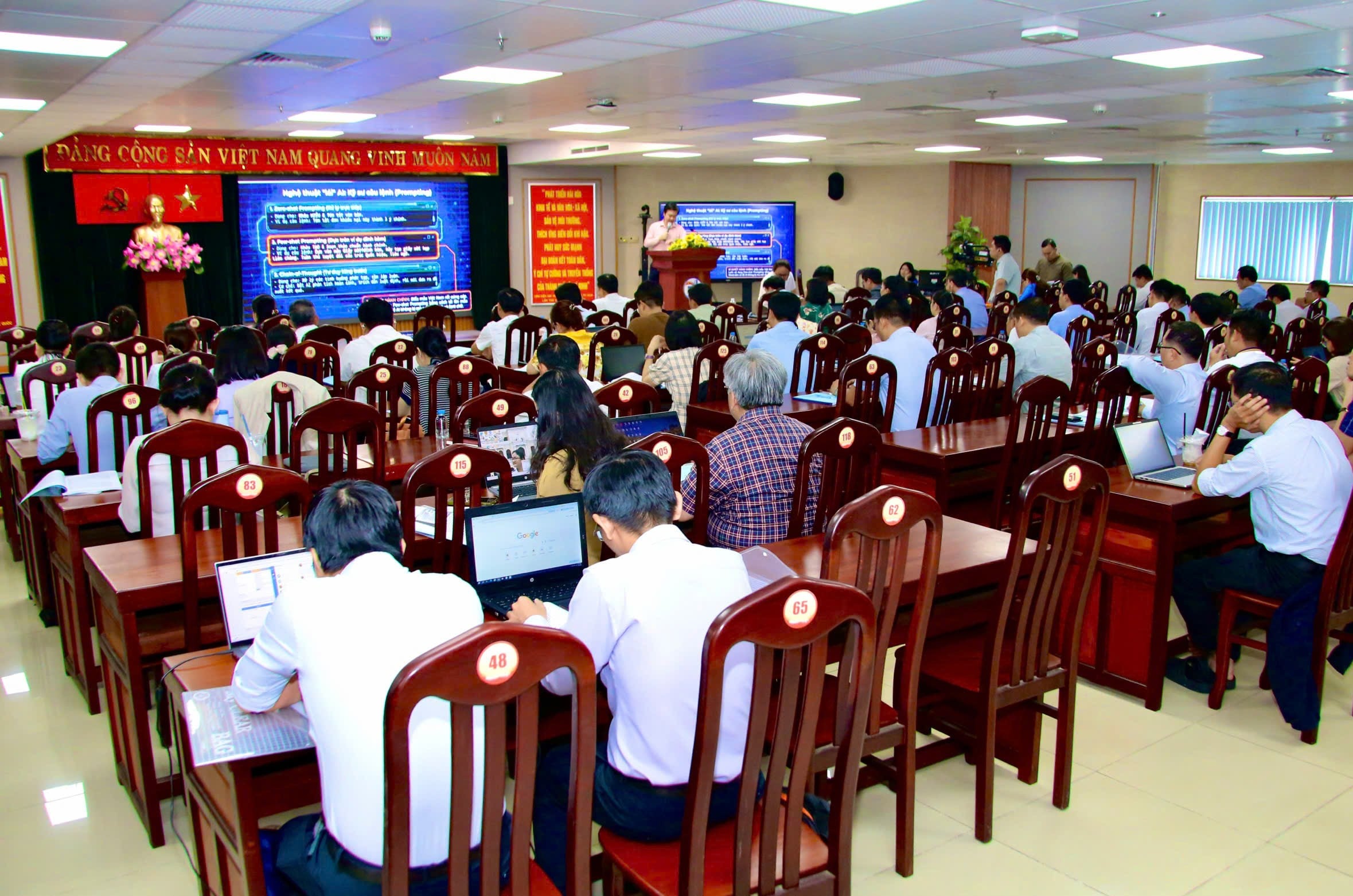 Học viên tham gia thực hành các công cụ AI phục vụ công tác quản lý, điều hành và tham mưu.