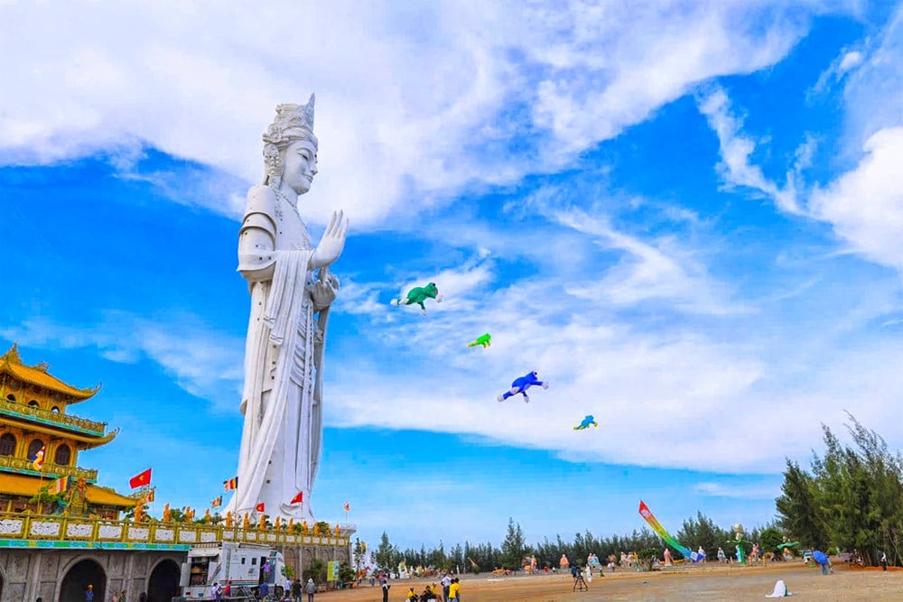 ว่าวหลากสีสันสวยงามประดับประดาวัดมินห์ดึ๊ก - ภาพที่ 1