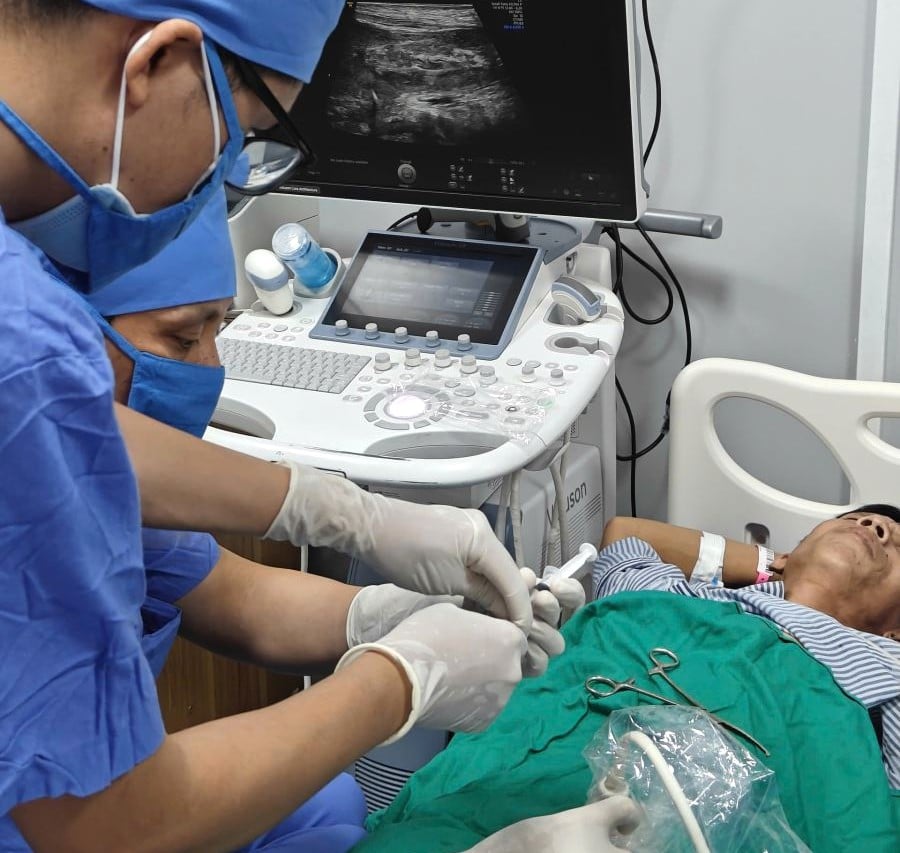 Người đàn ông bị tăm tre đâm thủng đại tràng- Ảnh 1.