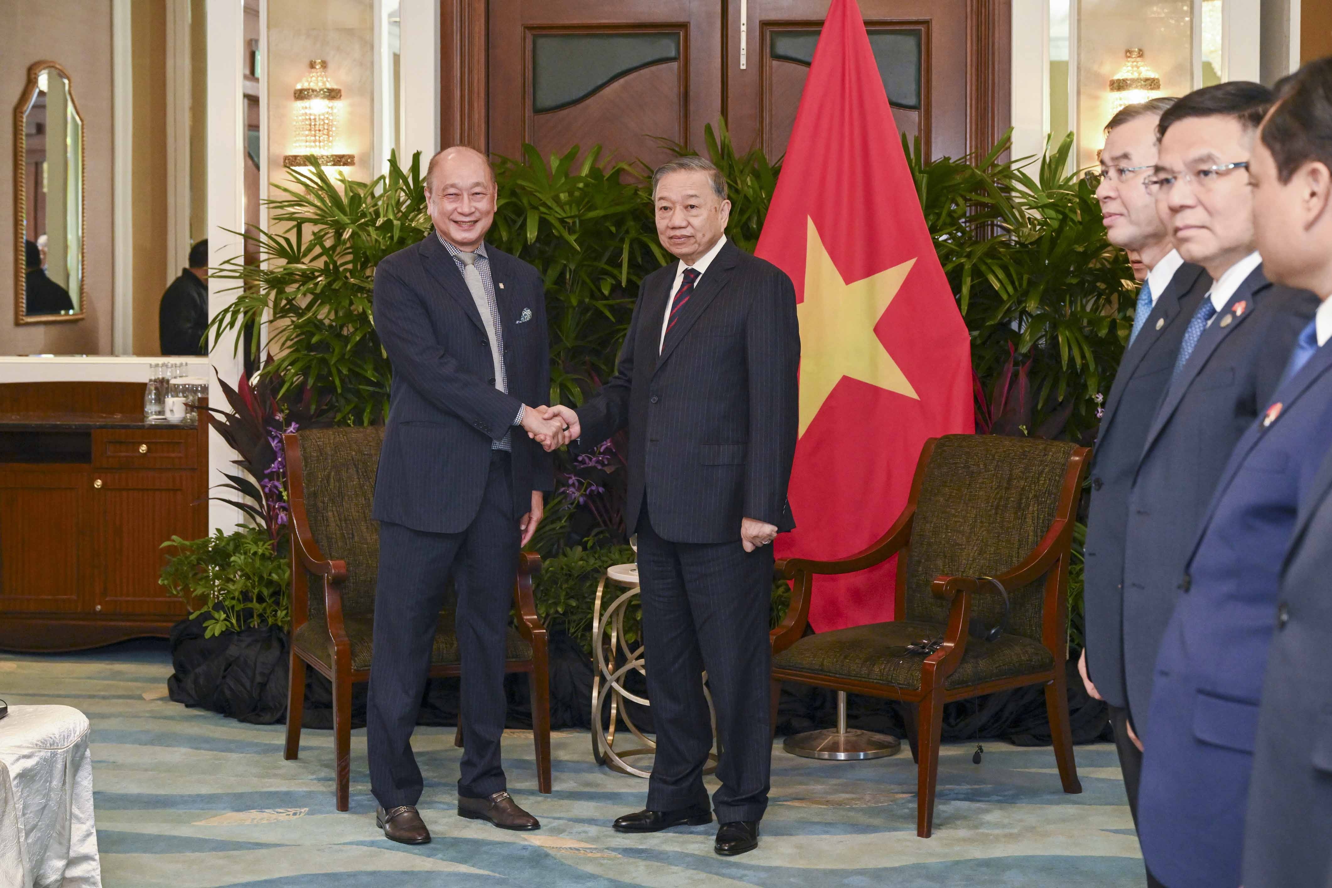Ông Wee Ee Cheong (bìa trái), Phó Chủ tịch kiêm Tổng Giám đốc UOB trong cuộc gặp với Tổng bí thư, Chủ tịch nước Tô Lâm trong khuôn khổ chuyến thăm cấp Nhà nước tới Singapore nhân sự kiện Đối thoại Shangri-La 2026 Ông Wee Ee Cheong (bìa trái), Phó Chủ tịch kiêm Tổng Giám đốc UOB trong cuộc gặp với Tổng bí thư, Chủ tịch nước Tô Lâm trong khuôn khổ chuyến thăm cấp Nhà nước tới Singapore nhân sự kiện Đối thoại Shangri-La 2026