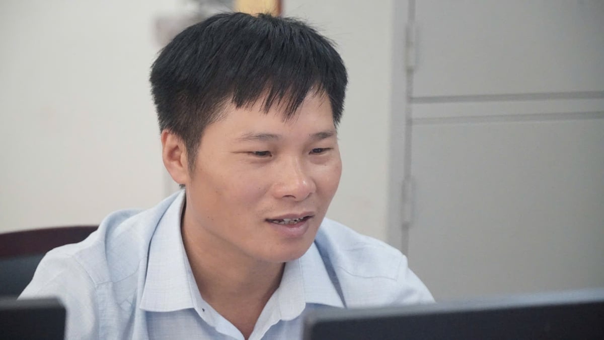Anh Tẩn A Bình - chuyên viên Phòng Văn hóa - Xã hội của xã Nậm Tăm cả ngày 'gắn chặt' với chiếc máy tính. Ảnh: Đức Bình.