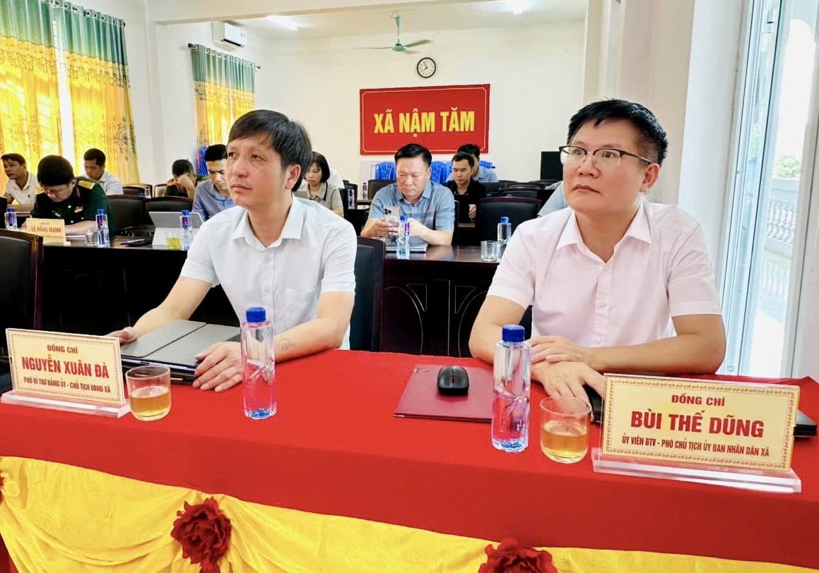 Lãnh đạo xã Nậm Tăm tham gia họp sơ kết chính quyền 2 cấp. Ảnh: Nguyễn Hương.