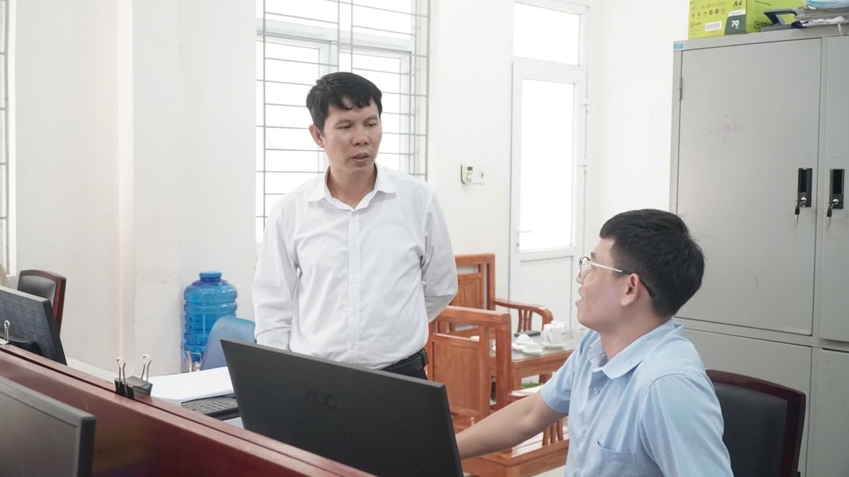 Lãnh đạo phòng Văn hóa - Xã hội Nậm Tăm trao đổi với chuyên viên. Ảnh: Đức Bình.