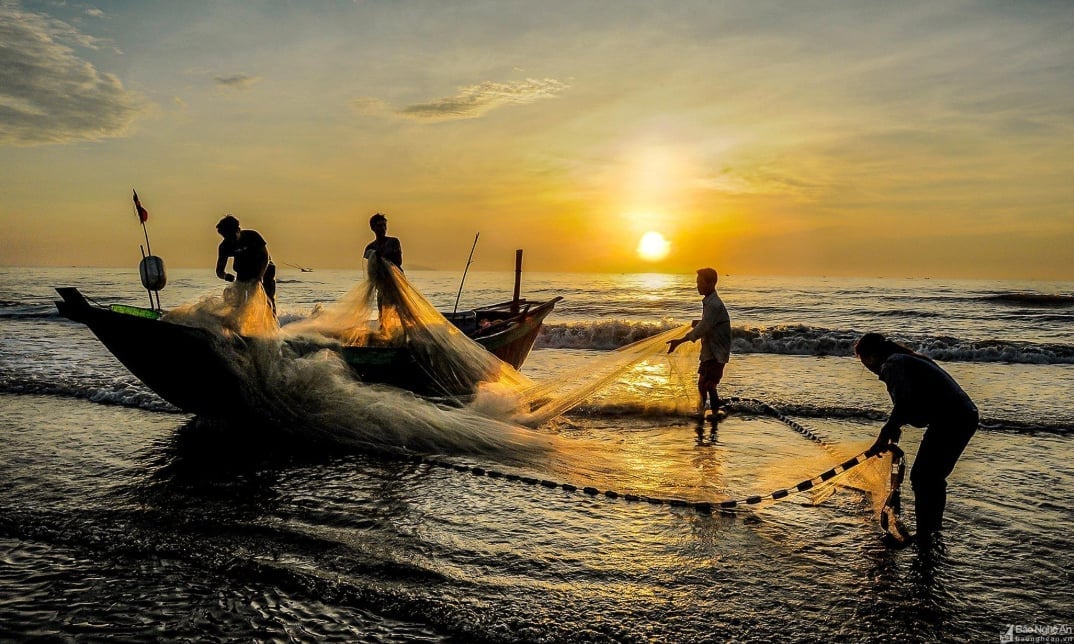 Câu hò nảy mầm trong đời sống, lao động sản xuất. (Trong ảnh: Ngư phủ kéo lưới trên biển Quỳnh, Nghệ An). Ảnh: Đậu Hồng Sơn.