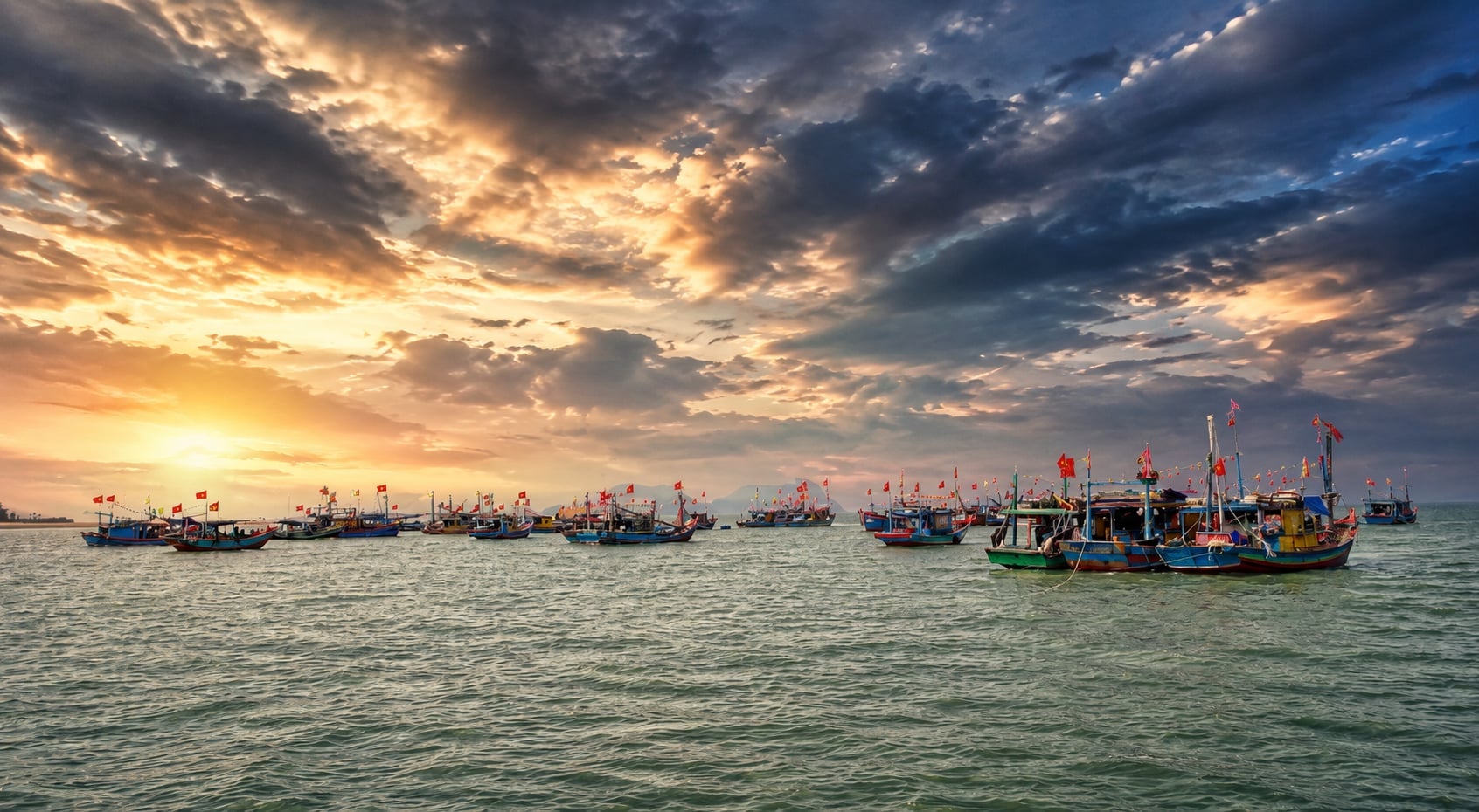 Lễ hội cầu ngư tại lạch Hội, phường Nghi Hải cũ (nay là phường Cửa Lò) là hoạt động văn hóa, tín ngưỡng được tổ chức động viên ngư dân ra quân đánh bắt cá. Ảnh: Sách Nguyễn.