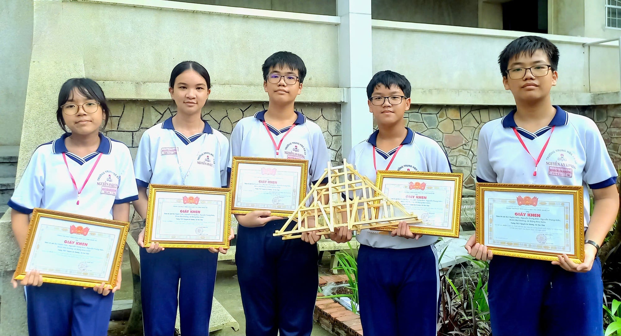 Độc đáo cây cầu mini bằng gỗ chịu tải trọng hàng trăm kg - Ảnh 1.