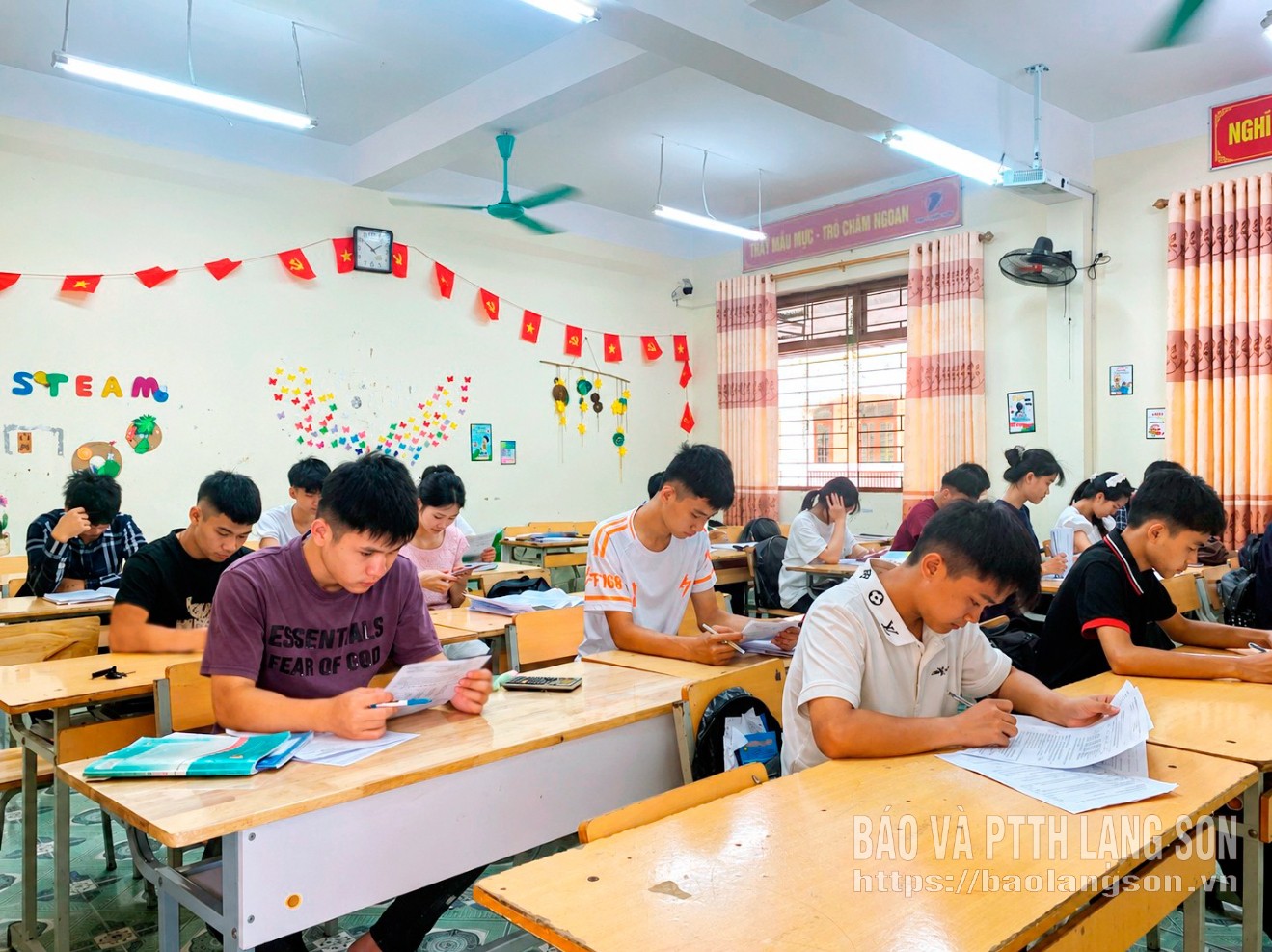 Pelajar darjah 12 di Sekolah Menengah Ba Son mengulang kaji soalan peperiksaan sebelum peperiksaan.
