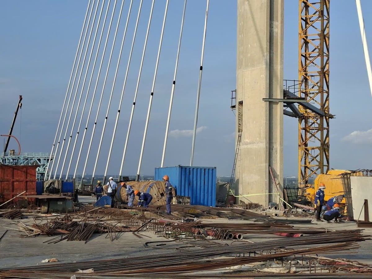 Công trường thi công cầu Phước Khánh trên tuyến cao tốc Bến Lức - Long Thành. Ảnh: Thục Vy.