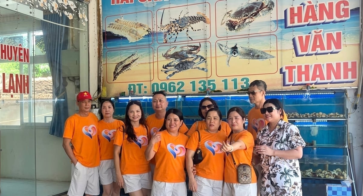 Nhóm check-in tại nhà hàng Văn Thanh. Ảnh: Xuân Vũ.