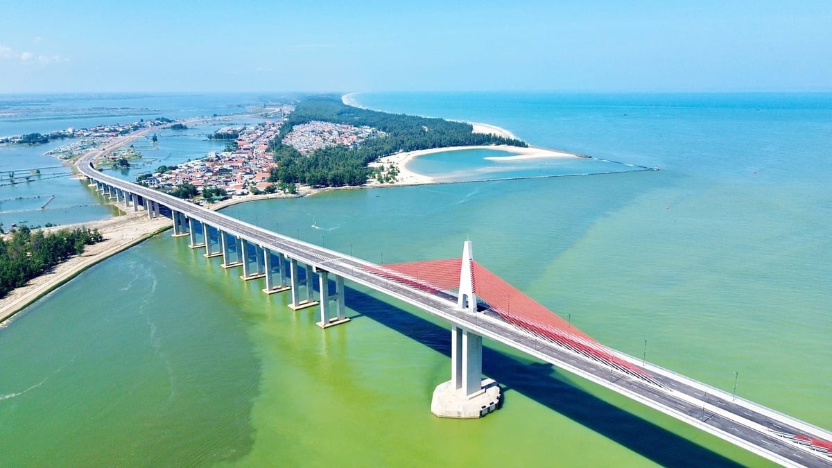 Cầu vượt cửa biển Thuận An vừa được thông xe, tạo nên một điểm nhấn kiến trúc và góp phần phát triển kinh tế biển. Ảnh: Văn Dinh.