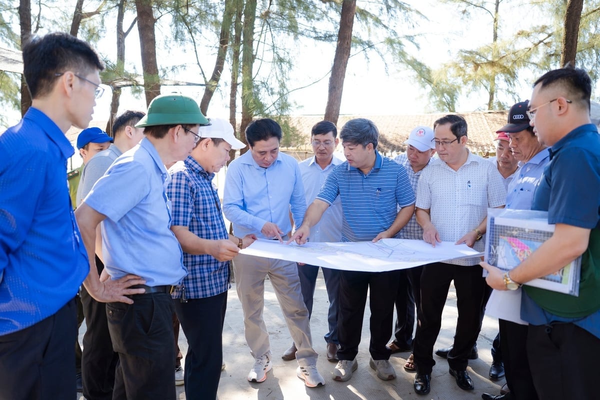 Lãnh đạo TP. Huế khảo sát các dự án khu vực ven biển và đầm phá. Ảnh: Văn Dinh.