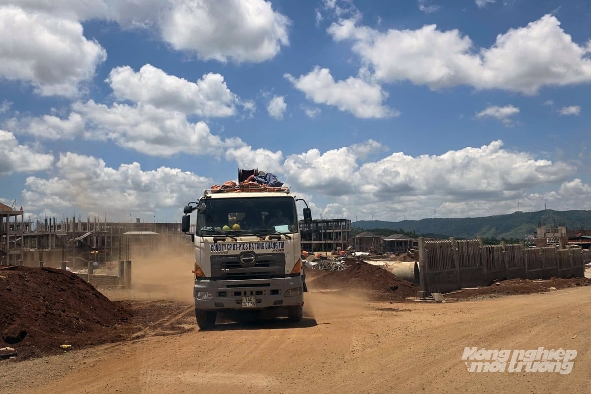 Công trường tấp nập công nhân và các phương tiện vận chuyển nguyên vật liệu ra vào để thi công các dự án trường nội trú vùng biên tỉnh Quảng Trị. Ảnh: Võ Dũng.