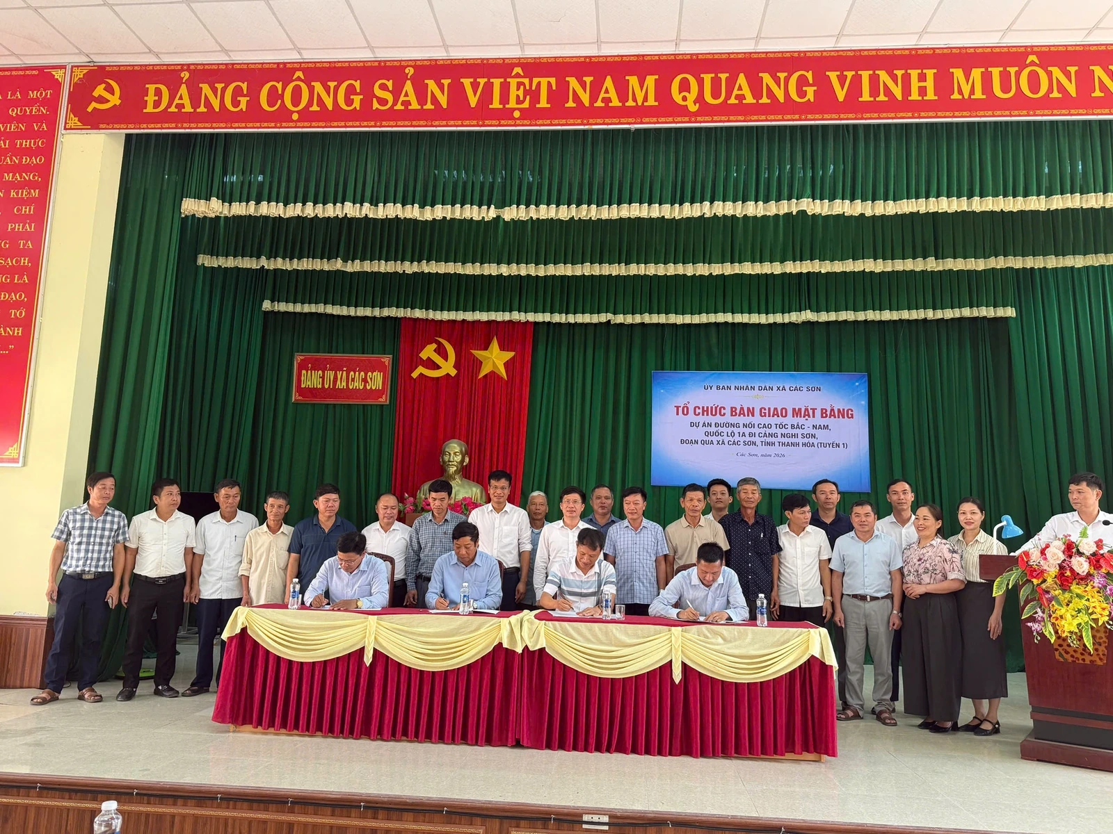 Cac Son commune hands over cleared land for the project.
