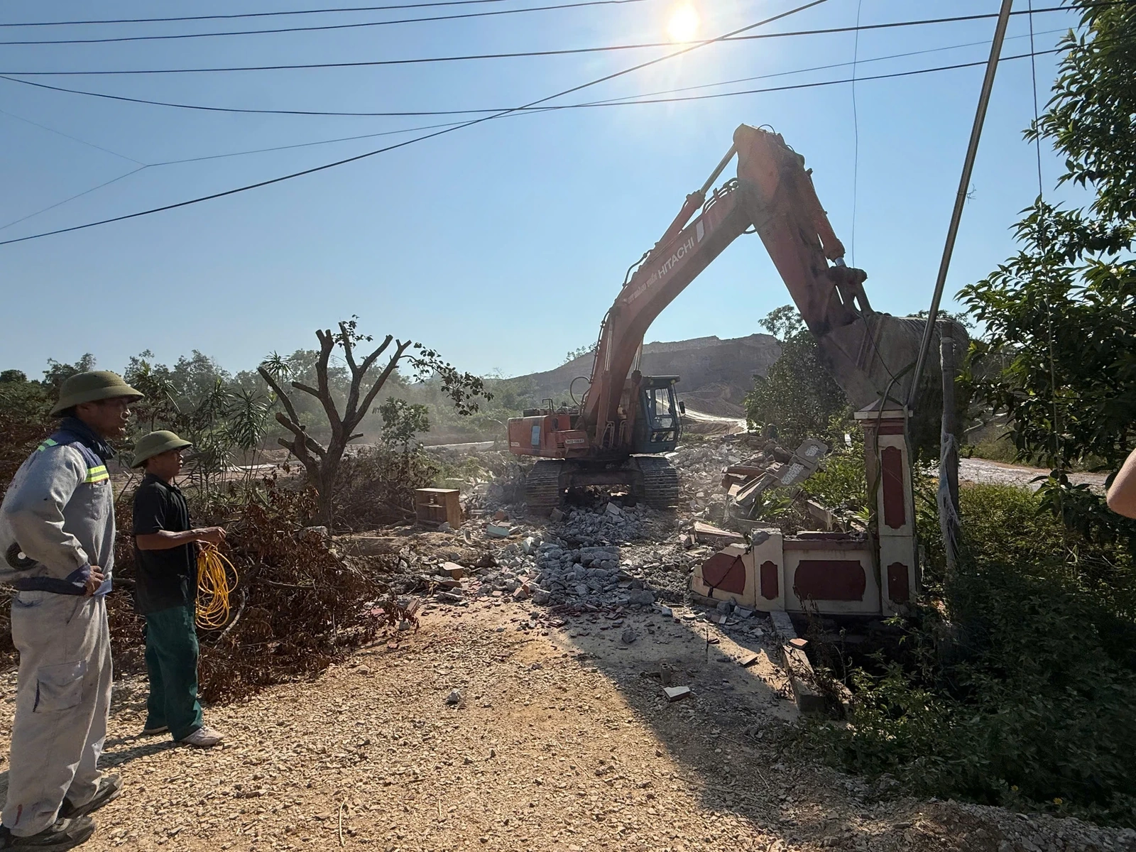 Cac Son commune hands over cleared land for the project.