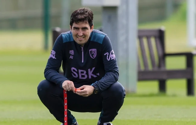 Andoni Iraola eist dat zijn spelers zich volledig inzetten tijdens de training.