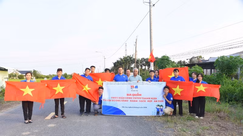Young people in Tan Tru commune are implementing a project to create a bright, green, clean, beautiful, and safe environment.