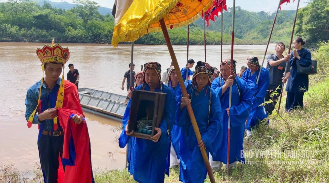 La procession du Dieu Serpent lors du festival du temple de Vang Khac.