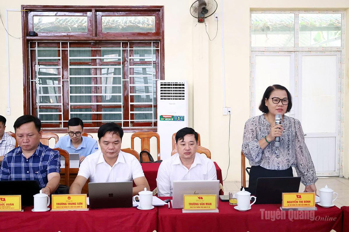 Lãnh đạo xã Minh Ngọc báo cáo với đoàn kiểm tra, giám sát.