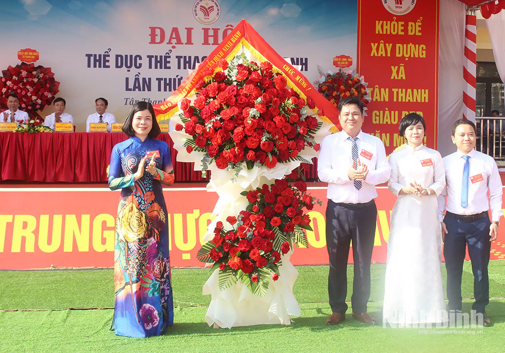 Kamerat Pham Thi Thu Hang, medlem av den stående komiteen i den provinsielle partikomiteen og direktør for Ninh Binh avis, radio og fjernsyn, overrakte blomster for å gratulere Kongressen.