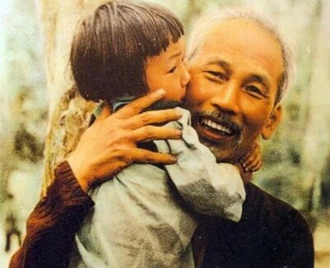 Bác Hồ bế cháu bé Nguyễn Minh Phương khi Người đi thăm nhà trẻ tại Chiến khu Việt Bắc - ngày 19/5/1953. Ảnh: Nhiếp ảnh gia Đinh Đăng Định (Ảnh đã qua phục chế màu).