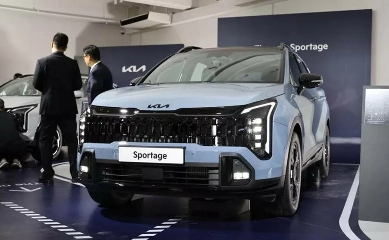 Sportage 2026 được áp dụng ngôn ngữ thiết kế mới của Kia với cụm đèn pha đặt dọc và dải LED định vị mang phong cách hiện đại hơn.