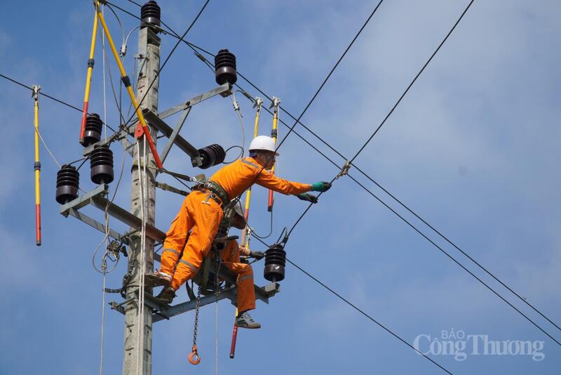 Le Département de l'électricité (ministère de l'Industrie et du Commerce) a récemment publié la lettre officielle n° 1424/DL-CP à l'intention des organismes concernés, relative à la diffusion et aux directives concernant les procédures administratives d'octroi des licences d'exploitation de réseaux électriques. (Image à titre d'illustration)