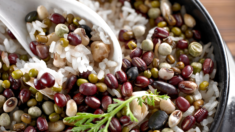 Ăn cơm trộn hạt tưởng là “healthy”: Lời khuyên quan trọng dành cho những gia đình đang áp dụng mỗi ngày - Ảnh 1.